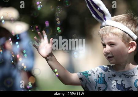 (190421) -- SYDNEY, 21 avril 2019 (Xinhua) -- Un enfant portant des oreilles de lapin participe à la chasse aux œufs de Pâques au Royal Botanic Garden Sydney, Australie, le 21 avril 2019. (Xinhua/Bai Xuefei) AUSTRALIE-SYDNEY-LAPIN DE PÂQUES PUBLICATIONxNOTxINxCHN Banque D'Images