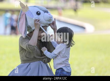 (190421) -- SYDNEY, 21 avril 2019 (Xinhua) -- des touristes participent à la chasse aux œufs de Pâques au Royal Botanic Garden Sydney, Australie, le 21 avril 2019. (Xinhua/Bai Xuefei) AUSTRALIE-SYDNEY-LAPIN DE PÂQUES PUBLICATIONxNOTxINxCHN Banque D'Images