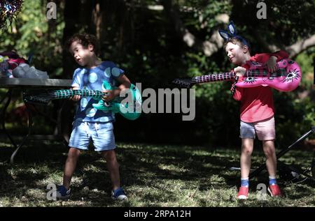 (190421) -- SYDNEY, 21 avril 2019 (Xinhua) -- des enfants participent à la chasse aux œufs de Pâques au Royal Botanic Garden de Sydney, Australie, le 21 avril 2019. (Xinhua/Bai Xuefei) AUSTRALIE-SYDNEY-LAPIN DE PÂQUES PUBLICATIONxNOTxINxCHN Banque D'Images