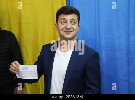 (190421) -- KIEV, 21 avril 2019 (Xinhua) -- le candidat acteur Volodymyr Zelensky jette son bulletin de vote dans un bureau de vote à Kiev, Ukraine, le 21 avril 2019. Les candidats présidentiels ukrainiens, le président sortant Petro Porochenko et l acteur Volodymyr Zelensky, ont voté dimanche au deuxième tour de l élection présidentielle. (Xinhua/Sergey) UKRAINE-KIEV-ÉLECTION PRÉSIDENTIELLE-2e TOUR PUBLICATIONxNOTxINxCHN Banque D'Images