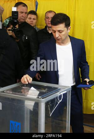 (190421) -- KIEV, 21 avril 2019 (Xinhua) -- le candidat acteur Volodymyr Zelensky jette son bulletin de vote dans un bureau de vote à Kiev, Ukraine, le 21 avril 2019. Les candidats présidentiels ukrainiens, le président sortant Petro Porochenko et l acteur Volodymyr Zelensky, ont voté dimanche au deuxième tour de l élection présidentielle. (Xinhua/Sergey) UKRAINE-KIEV-ÉLECTION PRÉSIDENTIELLE-2e TOUR PUBLICATIONxNOTxINxCHN Banque D'Images