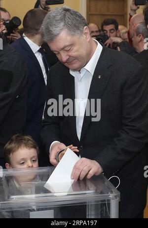 (190421) -- KIEV, 21 avril 2019 (Xinhua) -- le candidat au poste de président en exercice Petro Porochenko jette son bulletin de vote dans un bureau de vote à Kiev, à Oukrain, le 21 avril 2019. Les candidats présidentiels ukrainiens, le président sortant Petro Porochenko et l acteur Volodymyr Zelensky, ont voté dimanche au deuxième tour de l élection présidentielle. (XINHUA) UKRAINE-KIEV-ÉLECTION PRÉSIDENTIELLE-2E TOUR PUBLICATIONXNOTXINXCHN Banque D'Images