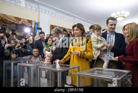 (190421) -- KIEV, 21 avril 2019 (Xinhua) -- le candidat au poste de président en exercice Petro Porochenko et sa famille ont voté dans un bureau de vote à Kiev, Ukraine, le 21 avril 2019. Les candidats présidentiels ukrainiens, le président sortant Petro Porochenko et l acteur Volodymyr Zelensky, ont voté dimanche au deuxième tour de l élection présidentielle. (XINHUA) UKRAINE-KIEV-ÉLECTION PRÉSIDENTIELLE-2E TOUR PUBLICATIONXNOTXINXCHN Banque D'Images