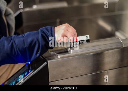 (190421) -- NEW YORK, le 21 avril 2019 -- Une navette passe sa MetroCard dans une station de métro de Manhattan, New York, États-Unis, le 21 avril 2019. La plus récente hausse des tarifs de la MetroCard est entrée en vigueur dimanche, les cartes hebdomadaires passent de 32 $ à 33 $, tandis que les coûts mensuels de la MetroCard passent de 121 $ à 127 $. ) ETATS-UNIS-NEW YORK-METRO CARTE-TARIF RANDONNÉE LIXMUZI PUBLICATIONXNOTXINXCHN Banque D'Images