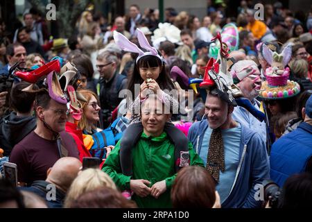 (190421) -- NEW YORK, 21 avril 2019 -- les fêtards aux chapeaux créatifs participent à la Parade de Pâques et au Easter Bonnet Festival à New York, aux États-Unis, le 21 avril 2019. Des adultes, des enfants et même des animaux de compagnie dans des bonnets et des tenues colorés créatifs ont participé à la Parade annuelle de Pâques et au Easter Bonnet Festival à New York dimanche, qui ont attiré des milliers de résidents locaux et de touristes. Le concours est une tradition New-yorkaise qui remonte aux années 1870. ÉTATS-UNIS-NEW YORK-PÂQUES PARADE-BONNET FESTIVAL MICHAELXNAGLE PUBLICATIONXNOTXINXCHN Banque D'Images