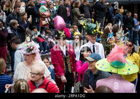 (190421) -- NEW YORK, 21 avril 2019 -- les fêtards aux costumes créatifs participent à la Parade de Pâques et au Easter Bonnet Festival à New York, aux États-Unis, le 21 avril 2019. Des adultes, des enfants et même des animaux de compagnie dans des bonnets et des tenues colorés créatifs ont participé à la Parade annuelle de Pâques et au Easter Bonnet Festival à New York dimanche, qui ont attiré des milliers de résidents locaux et de touristes. Le concours est une tradition New-yorkaise qui remonte aux années 1870. ÉTATS-UNIS-NEW YORK-PÂQUES PARADE-BONNET FESTIVAL MICHAELXNAGLE PUBLICATIONXNOTXINXCHN Banque D'Images