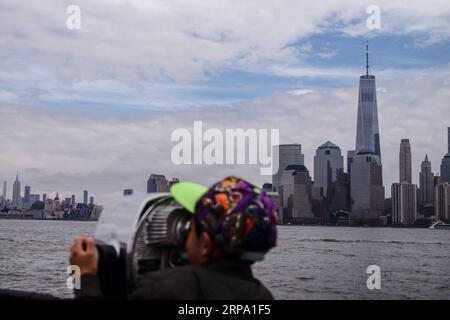 (190421) -- NEW YORK, le 21 avril 2019 -- NEW York, l'horizon de Manhattan est photographié depuis Jersey City, New Jersey, États-Unis, le 21 avril 2019. La population de New York continue de décliner plus rapidement que tout autre État, selon de nouvelles données publiées récemment par le U.S. Census Bureau. Le rapport a révélé que New York n'était que l'un des neuf États à voir une diminution de la population, perdant environ 48 510 résidents entre le 1 juillet 2017 et le 1 juillet 2018. U.S.-NEW YORK-DÉCLIN DE LA POPULATION LixMuzi PUBLICATIONxNOTxINxCHN Banque D'Images