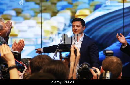 (190421) -- KIEV, le 21 avril 2019 -- le candidat à la présidence et acteur ukrainien Volodymyr Zelensky (C) célèbre avec les membres de son équipe et ses supporters au siège de sa campagne à Kiev, Ukraine, le 21 avril 2019. L acteur ukrainien Volodymyr Zelensky a remercié les électeurs de l avoir soutenu lors du deuxième tour de l élection présidentielle qui s est tenue dimanche. Plus tôt dans la journée, le sondage national de sortie a montré que Zelensky avait remporté l élection présidentielle du pays en obtenant 73,2 % des voix au deuxième tour à partir de 6 h heure locale (1500 h GMT). UKRAINE-KIEV-ZELENSKY-ÉLECTION PRÉSIDENTIELLE-WINN Banque D'Images