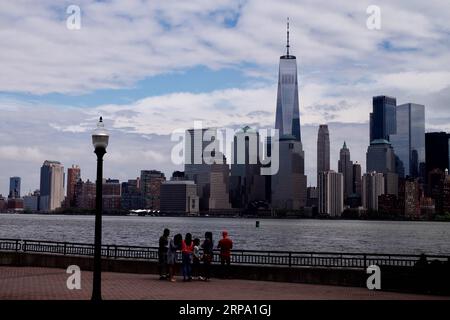 (190421) -- NEW YORK, le 21 avril 2019 -- NEW York, l'horizon de Manhattan est photographié depuis Jersey City, New Jersey, États-Unis, le 21 avril 2019. La population de New York continue de décliner plus rapidement que tout autre État, selon de nouvelles données publiées récemment par le U.S. Census Bureau. Le rapport a révélé que New York n'était que l'un des neuf États à voir une diminution de la population, perdant environ 48 510 résidents entre le 1 juillet 2017 et le 1 juillet 2018. U.S.-NEW YORK-DÉCLIN DE LA POPULATION LixMuzi PUBLICATIONxNOTxINxCHN Banque D'Images