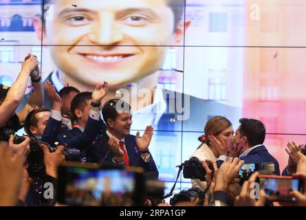 (190421) -- KIEV, le 21 avril 2019 -- le candidat à la présidence et acteur ukrainien Volodymyr Zelensky (1e R) embrasse sa femme au siège de sa campagne à Kiev, Ukraine, le 21 avril 2019. L acteur ukrainien Volodymyr Zelensky a remercié les électeurs de l avoir soutenu lors du deuxième tour de l élection présidentielle qui s est tenue dimanche. Plus tôt dans la journée, le sondage national de sortie a montré que Zelensky avait remporté l élection présidentielle du pays en obtenant 73,2 % des voix au deuxième tour à partir de 6 h heure locale (1500 h GMT). UKRAINE-KIEV-ZELENSKY-VAINQUEUR DE L'ÉLECTION PRÉSIDENTIELLE SERGEY PUBLICATIONXN Banque D'Images