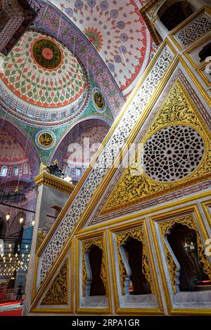 Nouvelle mosquée (Yeni Cami), à l'origine nommée mosquée valide Sultan. Eminönü, Istanbul, Turquie Banque D'Images