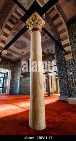 Nouvelle mosquée (Yeni Cami), à l'origine nommée mosquée valide Sultan. Eminönü, Istanbul, Turquie Banque D'Images