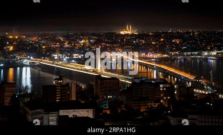 Golden Horn Metro Bridge et Atatürk Bridge la nuit. Vue depuis la tour de Galata. Istanbul, Turquie Banque D'Images