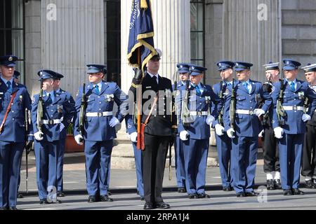 (190422) -- DUBLIN, 22 avril 2019 (Xinhua) -- des membres des forces de défense irlandaises assistent à une cérémonie commémorant le 103e anniversaire de l'insurrection de Pâques à Dublin, Irlande, le 21 avril 2019. Le soulèvement de Pâques est une insurrection armée lancée par les républicains irlandais pour mettre fin à la domination britannique en Irlande. Il a commencé le lundi de Pâques, le 24 avril 1916, et a duré six jours. (Xinhua) IRLANDE-DUBLIN-CEREMONY-PÂQUES RISING PUBLICATIONxNOTxINxCHN Banque D'Images