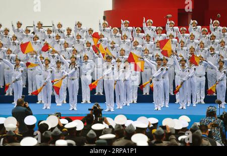 (190422) -- QINGDAO, le 22 avril 2019 -- Une exposition conjointe de musique militaire est organisée pour célébrer le 70e anniversaire de fondation de la Marine de l Armée populaire de libération à Qingdao, dans la province du Shandong de l est de la Chine, le 22 avril 2019. Les groupes militaires des marines de Chine, Thaïlande, Vietnam, Bangladesh et Inde se sont produits lors de l'événement. Plus de 1 200 personnes, y compris des officiers et des soldats de navires de la marine du pays et de l'étranger et des citoyens de Qingdao, ont vu la performance. ) CHINE-SHANDONG-QINGDAO-AFFICHAGE DE MUSIQUE MILITAIRE (CN) ZHUXZHENG PUBLICATIONXNOTXINXCHN Banque D'Images