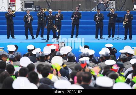 (190422) -- QINGDAO, 22 avril 2019 -- Un groupe militaire indien se produit lors d'une exposition musicale militaire conjointe organisée pour célébrer le 70e anniversaire de fondation de la Marine de l'Armée populaire de libération à Qingdao, dans la province du Shandong de l'est de la Chine, le 22 avril 2019. Les groupes militaires des marines de Chine, Thaïlande, Vietnam, Bangladesh et Inde se sont produits lors de l'événement. Plus de 1 200 personnes, y compris des officiers et des soldats de navires de la marine du pays et de l'étranger et des citoyens de Qingdao, ont vu la performance. ) CHINE-SHANDONG-QINGDAO-AFFICHAGE DE MUSIQUE MILITAIRE (CN) ZHUXZHENG PUBLICATIONXNOTXINXCHN Banque D'Images