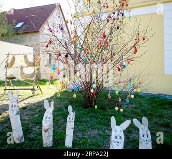 (190422) -- PRAGUE, le 22 avril 2019 -- des œufs de Pâques peints à la main sont accrochés à l'arbre pour la célébration de Pâques à Prague, République tchèque, le 22 avril 2019.) RÉPUBLIQUE TCHÈQUE-PRAGUE-LUNDI DE PÂQUES-CÉLÉBRATION DANAXKESNEROVA PUBLICATIONXNOTXINXCHN Banque D'Images