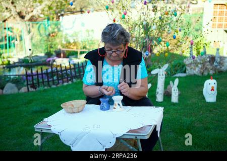 (190422) -- PRAGUE, le 22 avril 2019 -- Une femme peint un œuf de Pâques pour la célébration de Pâques à Prague, République tchèque, le 22 avril 2019.) RÉPUBLIQUE TCHÈQUE-PRAGUE-LUNDI DE PÂQUES-CÉLÉBRATION DANAXKESNEROVA PUBLICATIONXNOTXINXCHN Banque D'Images