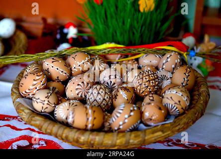 (190422) -- PRAGUE, le 22 avril 2019 -- des œufs de Pâques peints à la main sont vus lors de la célébration de Pâques à Prague, République tchèque, le 22 avril 2019.) RÉPUBLIQUE TCHÈQUE-PRAGUE-LUNDI DE PÂQUES-CÉLÉBRATION DANAXKESNEROVA PUBLICATIONXNOTXINXCHN Banque D'Images