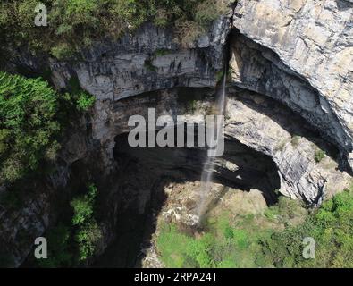 (190422) -- NINGQIANG, 22 avril 2019 (Xinhua) -- une photo aérienne prise le 22 avril 2019 montre une chute d'eau à Didonghe Tiankeng, un gouffre karstique géant dans le village Huoshizi du comté de Ningqiang à Hanzhong, dans la province du Shaanxi au nord-ouest de la Chine. Avec une profondeur maximale de 340 mètres, le Didonghe Tiankeng est le plus grand du groupe Chanjiayan Tiankeng dans le comté de Ningqiang. (Xinhua/Zhang Bowen) CHINA-SHAANXI-HANZHONG-KARST SINKHOLE PUBLICATIONxNOTxINxCHN Banque D'Images