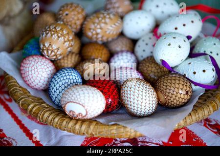 (190422) -- PRAGUE, le 22 avril 2019 -- des œufs de Pâques peints à la main sont vus lors de la célébration de Pâques à Prague, République tchèque, le 22 avril 2019.) RÉPUBLIQUE TCHÈQUE-PRAGUE-LUNDI DE PÂQUES-CÉLÉBRATION DANAXKESNEROVA PUBLICATIONXNOTXINXCHN Banque D'Images