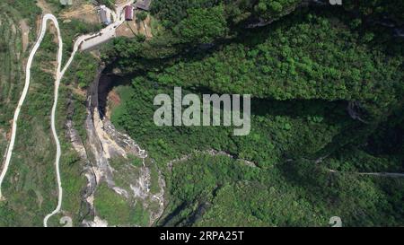 (190422) -- NINGQIANG, 22 avril 2019 (Xinhua) -- une photo aérienne prise le 22 avril 2019 montre le Didonghe Tiankeng, un gouffre karstique géant dans le village Huoshizi du comté de Ningqiang à Hanzhong, dans la province du Shaanxi au nord-ouest de la Chine. Avec une profondeur maximale de 340 mètres, le Didonghe Tiankeng est le plus grand du groupe Chanjiayan Tiankeng dans le comté de Ningqiang. (Xinhua/Zhang Bowen) CHINA-SHAANXI-HANZHONG-KARST SINKHOLE PUBLICATIONxNOTxINxCHN Banque D'Images