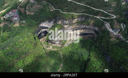 (190422) -- NINGQIANG, 22 avril 2019 (Xinhua) -- une photo aérienne prise le 22 avril 2019 montre le Didonghe Tiankeng, un gouffre karstique géant dans le village Huoshizi du comté de Ningqiang à Hanzhong, dans la province du Shaanxi au nord-ouest de la Chine. Avec une profondeur maximale de 340 mètres, le Didonghe Tiankeng est le plus grand du groupe Chanjiayan Tiankeng dans le comté de Ningqiang. (Xinhua/Zhang Bowen) CHINA-SHAANXI-HANZHONG-KARST SINKHOLE PUBLICATIONxNOTxINxCHN Banque D'Images