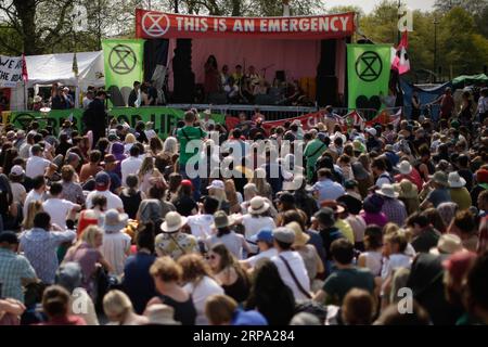 (190422) -- LONDRES, 22 avril 2019 -- les gens écoutent des discours lors de la manifestation sur le changement climatique à Marble Arch à Londres, en Grande-Bretagne, le 22 avril 2019. Les manifestants organisés par extinction Rebellion se sont réunis ici lundi pour réclamer des mesures sur le changement climatique. GRANDE-BRETAGNE-LONDRES-DÉMONSTRATION DU CHANGEMENT CLIMATIQUE TimxIreland PUBLICATIONxNOTxINxCHN Banque D'Images