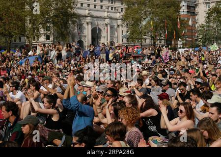 (190422) -- LONDRES, 22 avril 2019 -- les gens écoutent des discours lors de la manifestation sur le changement climatique à Marble Arch à Londres, en Grande-Bretagne, le 22 avril 2019. Les manifestants organisés par extinction Rebellion se sont réunis ici lundi pour réclamer des mesures sur le changement climatique. GRANDE-BRETAGNE-LONDRES-DÉMONSTRATION DU CHANGEMENT CLIMATIQUE TimxIreland PUBLICATIONxNOTxINxCHN Banque D'Images