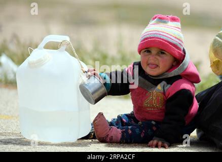 (190423) -- PÉKIN, le 23 avril 2019 -- Un enfant syrien déplacé est vu à son arrivée au terminal de Jlaighem, dans la campagne orientale de la province de Homs, dans le centre de la Syrie, le 22 avril 2019. Pas moins de 1 000 personnes ont quitté le camp d'al-Rukban dans le sud-est de la Syrie lundi vers des zones contrôlées par le gouvernement, a rapporté un moniteur de guerre. Le lot est le plus important à quitter le camp battu tenu par les rebelles depuis que l’évacuation des personnes du camp a commencé plus tôt ce mois-ci, selon l’Observatoire syrien des droits de l’homme. PHOTOS XINHUA DU JOUR Stringer PUBLICATIONxNOTxINxCHN Banque D'Images