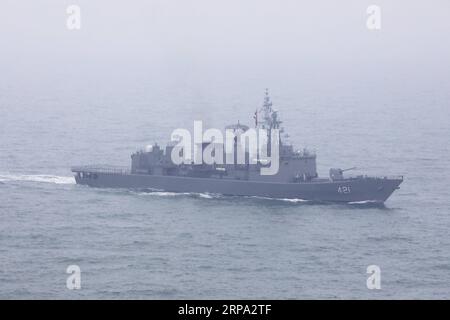 (190423) -- QINGDAO, 23 avril 2019 -- une photo aérienne prise le 23 avril 2019 montre la frégate HTMS Naresuan de la Marine royale thaïlandaise dans les eaux au large de Qingdao, dans la province du Shandong de l'est de la Chine. Le navire était ici pour une parade navale organisée mardi pour marquer le 70e anniversaire de fondation de la Marine de l Armée populaire de libération (APL) chinoise. CHINA-QINGDAO-PLA NAVY-70E ANNIVERSAIRE-PARADE (CN) JUXZHENHUA PUBLICATIONXNOTXINXCHN Banque D'Images