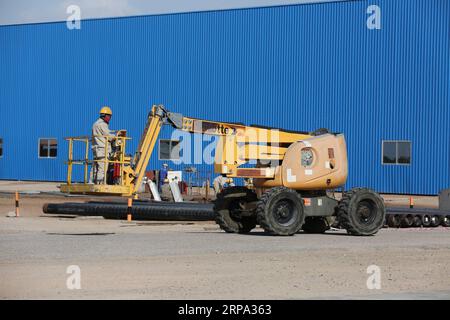 (190423) -- BASSORAH (IRAK), 23 avril 2019 -- une photo prise le 1 mars 2019 montre un ouvrier utilisant une machine dans l'usine Rumaila de China Petroleum Engineering and Construction Corporation (CPECC), dans la province méridionale de Bassorah, en Irak. Grâce à l'initiative Belt and Road, la société chinoise peut offrir un soutien financier, technique et une expertise au gouvernement irakien dans la reconstruction des champs pétrolifères et augmenter leur production, a déclaré Wang Xianghui, directeur de projet de Rumaila à China Petroleum Engineering and Construction Corporation (CPECC). POUR ALLER AVEC la caractéristique : la société chinoise aide à restaurer le prod de pétrole Banque D'Images