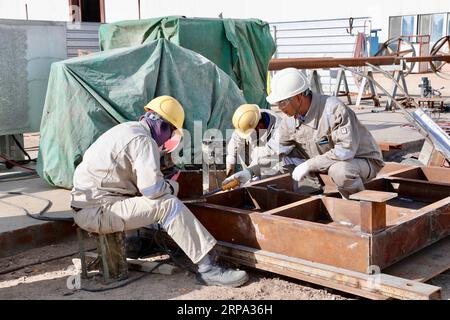 (190423) -- BASSORAH (IRAK), 23 avril 2019 -- une photo prise le 1 mars 2019 montre des soudeurs travaillant dans l'usine Rumaila de China Petroleum Engineering and Construction Corporation (CPECC) dans la province méridionale de Bassorah, en Irak. Grâce à l'initiative Belt and Road, la société chinoise peut offrir un soutien financier, technique et une expertise au gouvernement irakien dans la reconstruction des champs pétrolifères et augmenter leur production, a déclaré Wang Xianghui, directeur de projet de Rumaila à China Petroleum Engineering and Construction Corporation (CPECC). POUR ALLER AVEC la caractéristique : la société chinoise aide à restaurer la production pétrolière Banque D'Images