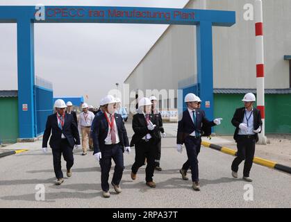 (190423) -- BASRA (IRAK), 23 avril 2019 -- une photo prise le 27 février 2019 montre des responsables de China Petroleum Engineering and Construction Corporation (CPECC) et de Basrah Gas Company inspectant l'usine dans la province méridionale de Basra, en Irak. Grâce à l'initiative Belt and Road, la société chinoise peut offrir un soutien financier, technique et une expertise au gouvernement irakien dans la reconstruction des champs pétrolifères et augmenter leur production, a déclaré Wang Xianghui, directeur de projet de Rumaila à China Petroleum Engineering and Construction Corporation (CPECC). POUR ALLER AVEC la fonctionnalité : la société chinoise aide res Banque D'Images