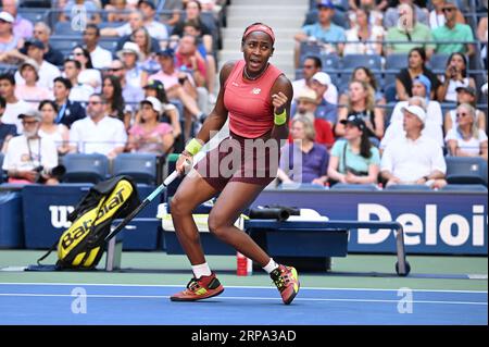 New York, États-Unis. 03 septembre 2023. L'américaine Coco Gauff réagit alors qu'elle joue contre Caroline Wozniacki, de Finlande, dans le 4e tour féminin sur Arthur Ashe lors du tournoi de tennis US Open 2023 au USTA Billie Jean King National tennis Center, Flushing Corona Park, New York, NY, le 3 septembre, 2023. (photo Anthony Behar/Sipa USA) crédit : SIPA USA/Alamy Live News Banque D'Images