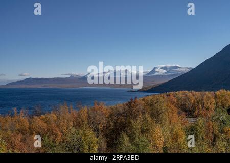 Saison d'automne à Abisko avec le lac Tornetraesk en arrière-plan, prise de Bjoerkliden, Laponie suédoise, Suède. Banque D'Images