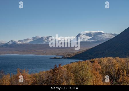 Saison d'automne à Abisko avec le lac Tornetraesk en arrière-plan, prise de Bjoerkliden, Laponie suédoise, Suède. Banque D'Images