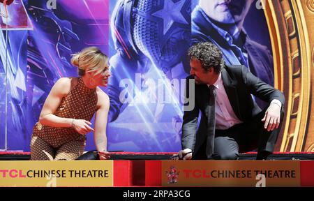 (190424) -- LOS ANGELES, 24 avril 2019 (Xinhua) -- l'actrice Scarlett Johansson (G) et l'acteur Mark Ruffalo assistent à leur cérémonie d'impression dans le parvis du TCL Chinese Theater à Los Angeles, aux États-Unis, le 23 avril 2019. Le casting de Marvel Studios Avengers : Endgame, dont Robert Downey Jr., Chris Evans, Mark Ruffalo, Chris Hemsworth, Scarlett Johansson, Jeremy Renner, ainsi que Kevin Feige, président de Marvel Studios, ont reçu l'une des plus anciennes distinctions d'Hollywood ce mardi, pour signer leurs noms et mettre leurs empreintes de main dans le ciment au TCL Chinese Theater IMAX à Hollywood. (Xinh Banque D'Images