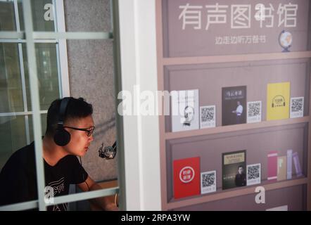 (190424) -- CHONGQING, 24 avril 2019 (Xinhua) -- Un lecteur lit à haute voix dans un pavillon de lecture dans le district de Nan an, dans la municipalité de Chongqing au sud-ouest de la Chine, le 23 avril 2019. Les lecteurs peuvent lire à haute voix, enregistrer leur son et écouter des livres audio dans les pavillons de lecture. (Xinhua/Wang Quanchao) CHINA-CHONGQING-READING (CN) PUBLICATIONxNOTxINxCHN Banque D'Images