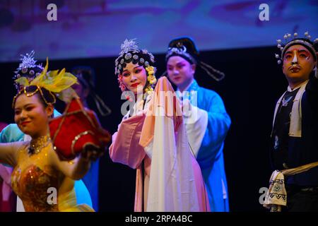 (190424) -- PRAGUE, le 24 avril 2019 -- des artistes chinois se produisent sur scène à Prague, République tchèque, le 24 avril 2019. L'opéra de cueillette de thé, interprété par des artistes du comté de Nanchang dans la province de Jiangxi de l'est de la Chine, a été applaudi par le public mercredi à Prague, capitale de la République tchèque. RÉPUBLIQUE TCHÈQUE-PRAGUE-OPÉRA CHINOIS-CUEILLETTE DE THÉ DANAXKESNEROVA PUBLICATIONXNOTXINXCHN Banque D'Images