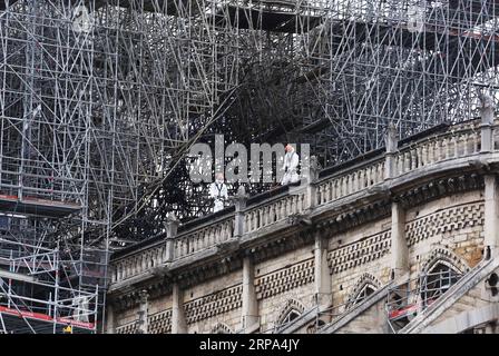 (190425) -- PARIS, 25 avril 2019 (Xinhua) -- des ouvriers sont vus au sommet de la cathédrale notre-Dame brûlée à Paris, capitale de la France, le 24 avril 2019. La personne chargée de vérifier l'alarme incendie n'est pas allée au bon endroit après que la cathédrale notre-Dame dans le centre de Paris a pris feu le 15 avril, a rapporté mercredi la chaîne d'information française BFMTV, citant une source proche de l'enquête. La première alarme a été déclenchée à 6:20 h, heure locale, le 15 avril, indique le rapport. La deuxième alarme a sonné 20 minutes plus tard, mais il était déjà trop tard puisque le feu a commencé à se propager. Dans un autre developme Banque D'Images