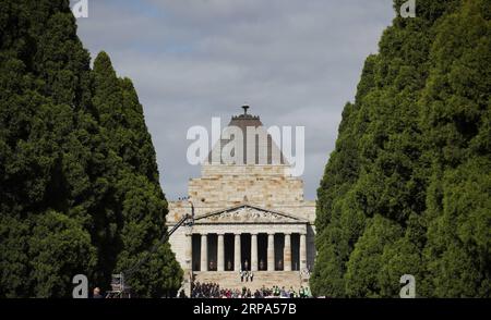 (190425) -- MELBOURNE, le 25 avril 2019 -- des personnes assistent au service marquant la Journée de l'ANZAC au sanctuaire du souvenir à Melbourne, en Australie, le 25 avril 2019. Célébrée le 25 avril de chaque année, la Journée de l ANZAC est la journée nationale de commémoration de l Australie et de la Nouvelle-Zélande pour le personnel qui a servi et qui est mort dans les guerres, les conflits et les opérations de maintien de la paix. AUSTRALIA-MELBOURNE-ANZAC DAY BaixXuefei PUBLICATIONxNOTxINxCHN Banque D'Images