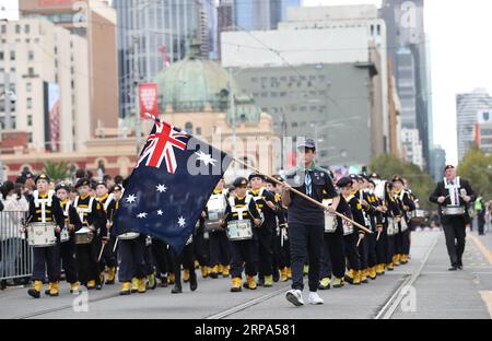 Actualités Bilder des Tages (190425) -- MELBOURNE, le 25 avril 2019 -- marche des participants à Melbourne, Australie, le 25 avril 2019. Célébrée le 25 avril de chaque année, la Journée de l ANZAC est la journée nationale de commémoration de l Australie et de la Nouvelle-Zélande pour le personnel qui a servi et qui est mort dans les guerres, les conflits et les opérations de maintien de la paix. AUSTRALIA-MELBOURNE-ANZAC DAY BaixXuefei PUBLICATIONxNOTxINxCHN Banque D'Images