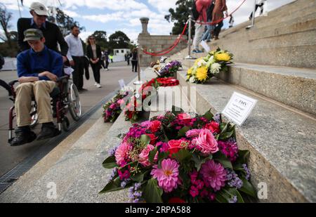 (190425) -- MELBOURNE, 25 avril 2019 -- les gens passent devant des fleurs pendant le service commémoratif marquant la Journée de l'Anzac au sanctuaire du souvenir à Melbourne, Australie, le 25 avril 2019. Célébrée le 25 avril de chaque année, la Journée de l ANZAC est la journée nationale de commémoration de l Australie et de la Nouvelle-Zélande pour le personnel qui a servi et qui est mort dans les guerres, les conflits et les opérations de maintien de la paix. AUSTRALIA-MELBOURNE-ANZAC DAY BaixXuefei PUBLICATIONxNOTxINxCHN Banque D'Images