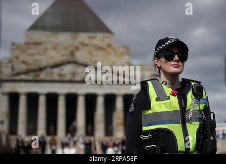 (190425) -- MELBOURNE, le 25 avril 2019 -- Une policière monte la garde pendant le service commémoratif marquant la Journée de l'ANZAC au sanctuaire du souvenir à Melbourne, en Australie, le 25 avril 2019. Célébrée le 25 avril de chaque année, la Journée de l ANZAC est la journée nationale de commémoration de l Australie et de la Nouvelle-Zélande pour le personnel qui a servi et qui est mort dans les guerres, les conflits et les opérations de maintien de la paix. AUSTRALIA-MELBOURNE-ANZAC DAY BaixXuefei PUBLICATIONxNOTxINxCHN Banque D'Images