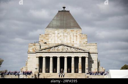 (190425) -- MELBOURNE, le 25 avril 2019 -- des personnes assistent au service marquant la Journée de l'ANZAC au sanctuaire du souvenir à Melbourne, en Australie, le 25 avril 2019. Célébrée le 25 avril de chaque année, la Journée de l ANZAC est la journée nationale de commémoration de l Australie et de la Nouvelle-Zélande pour le personnel qui a servi et qui est mort dans les guerres, les conflits et les opérations de maintien de la paix. AUSTRALIA-MELBOURNE-ANZAC DAY BaixXuefei PUBLICATIONxNOTxINxCHN Banque D'Images