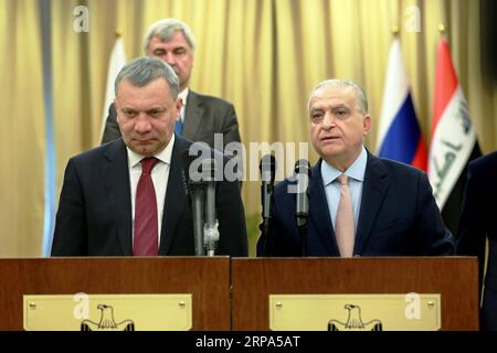 (190425) -- BAGDAD, 25 avril 2019 () -- le ministre irakien des Affaires étrangères Mohammed al-Hakim (à droite) et le vice-premier ministre russe en visite Yury Borisov (à gauche, devant) assistent à une conférence de presse à Bagdad, en Irak, le 25 avril 2019. Le ministère irakien des Affaires étrangères a déclaré jeudi que l’Irak et la Russie avaient signé un certain nombre d’accords et de mémorandums d’accord (MoU) dans divers domaines. () ACCORDS IRAK-BAGDAD-RUSSIE Xinhua PUBLICATIONxNOTxINxCHN Banque D'Images