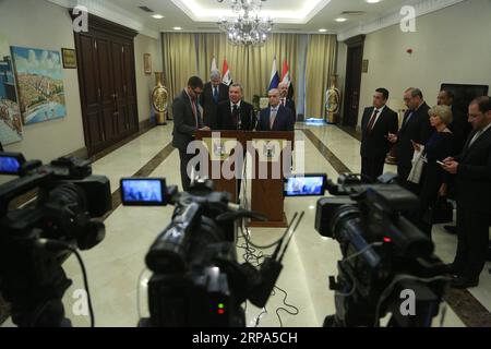 (190425) -- BAGDAD, 25 avril 2019 () -- le ministre irakien des Affaires étrangères Mohammed al-Hakim (R, centre) et le vice-premier ministre russe en visite Yury Borisov (L, centre) assistent à une conférence de presse à Bagdad, Irak, le 25 avril 2019. Le ministère irakien des Affaires étrangères a déclaré jeudi que l’Irak et la Russie avaient signé un certain nombre d’accords et de mémorandums d’accord (MoU) dans divers domaines. () ACCORDS IRAK-BAGDAD-RUSSIE Xinhua PUBLICATIONxNOTxINxCHN Banque D'Images