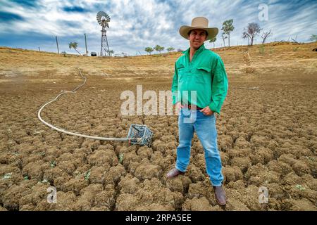 Grazier, James Walker sur sa ferme de moutons desséchée par la sécheresse dans le Queensland Banque D'Images
