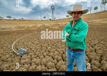 Grazier, James Walker sur sa ferme de moutons desséchée par la sécheresse dans le Queensland Banque D'Images